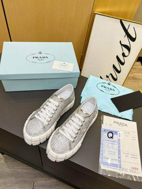 Picture of Prada Shoes _SKUPradasz35-403CGDT030418821